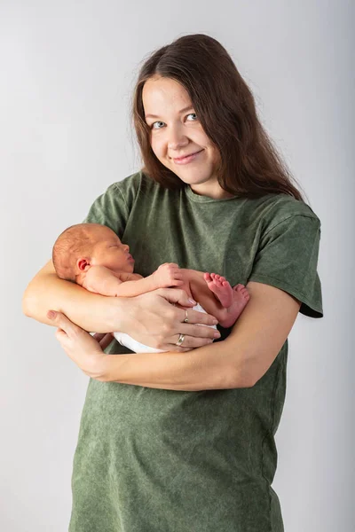 Matka a dítě se líbají a objímají. Happy Family — Stock fotografie