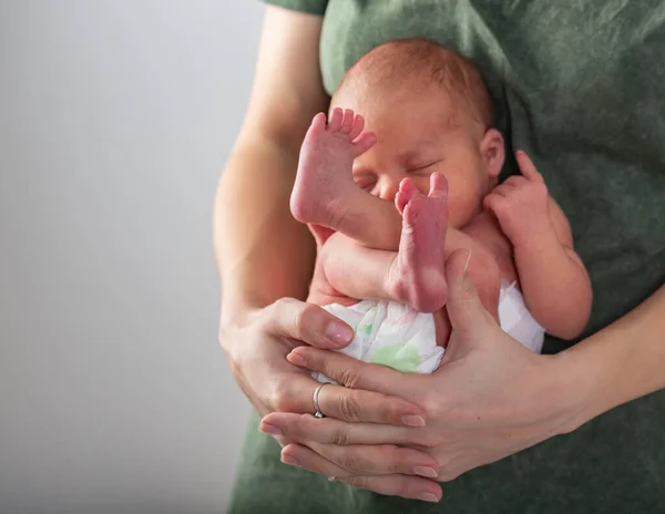 Yeni doğmuş güzel bebek annelerin ellerinde dinleniyor. — Stok fotoğraf