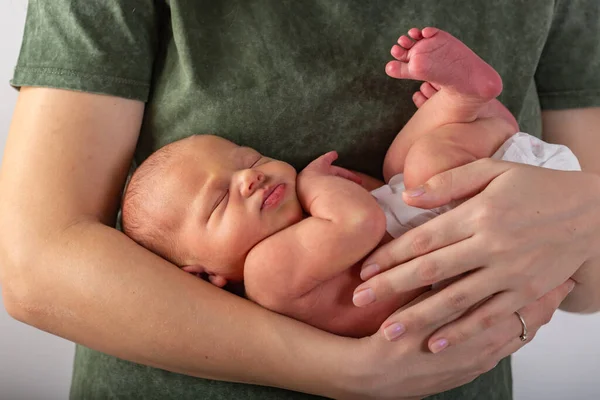 Hermoso bebé recién nacido descansando en las manos de las mamás — Foto de Stock