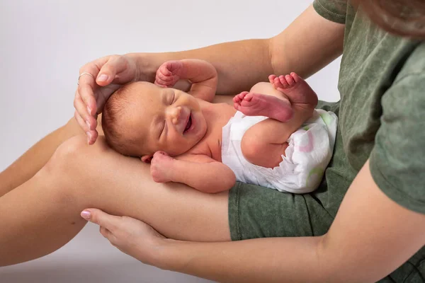 Gyönyörű újszülött baba, anyák kezén pihen. — Stock Fotó