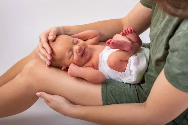 Piękne nowo narodzone dziecko spoczywające na rękach mamy — Zdjęcie stockowe