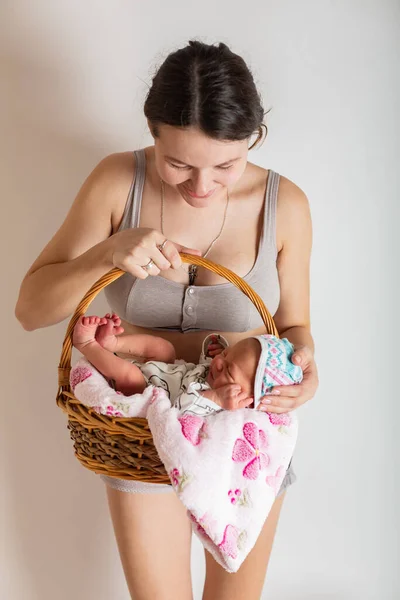 Embrasser et embrasser la mère et le bébé. Famille heureuse — Photo