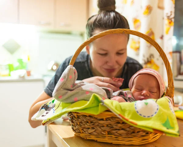 Pequeños pies de bebé durmiendo en la cesta. bebé recién nacido y madre. concepto de paternidad —  Fotos de Stock