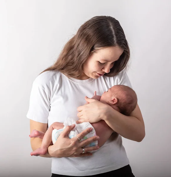 Mère nourrissant bébé foyer doux — Photo