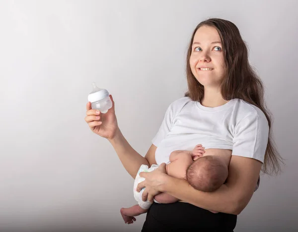 Мати годує дитину м'яким фокусом — стокове фото