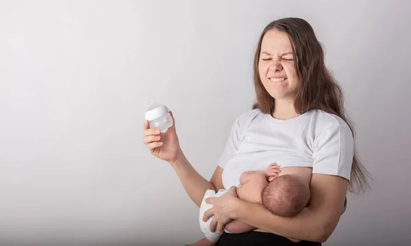 Mãe alimentação bebê foco suave — Fotografia de Stock