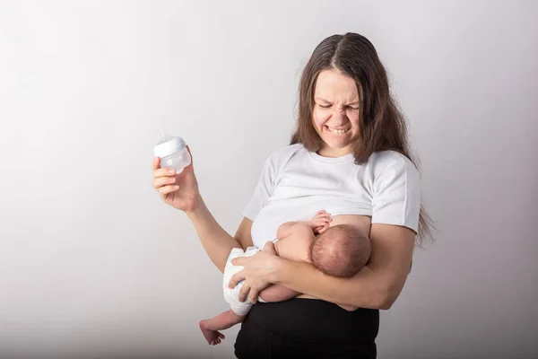 Мати годує дитину м'яким фокусом — стокове фото