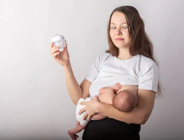 Mère nourrissant bébé foyer doux — Photo