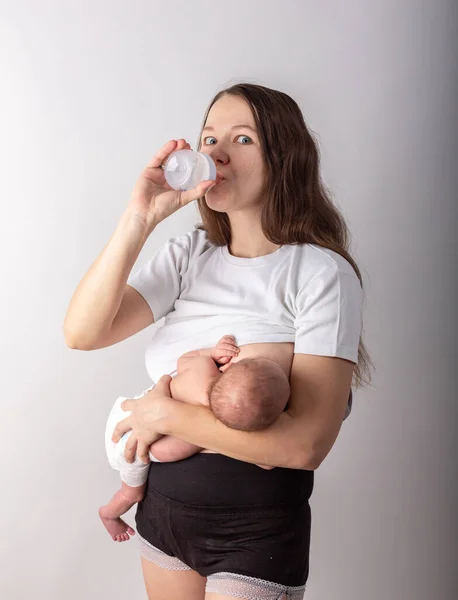 Mãe alimentação bebê foco suave — Fotografia de Stock