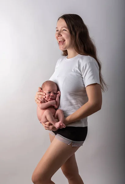 Mãe alimentação bebê foco suave — Fotografia de Stock