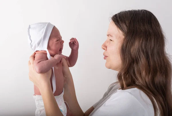 Anne bebeğe yumuşak ilgi — Stok fotoğraf