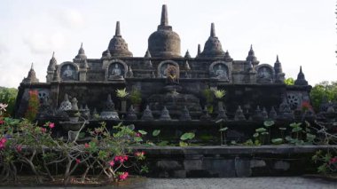 Borobudur tapınağı Java Endonezya. Mahayana Budist dünyasının Magelang 'daki en büyük tapınağı. Merkezi kubbe Buda heykelleriyle çevrili, her biri delinmiş stupanın içinde. Budizm mimarisi