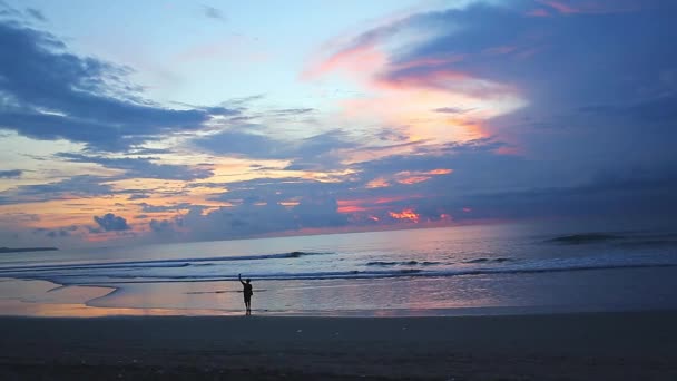 Tramonti rossi su video di mare. Il sole tocca l'orizzonte. Cielo rosso, sole giallo e mare stupendo. Estate tramonto paesaggio marino . — Video Stock