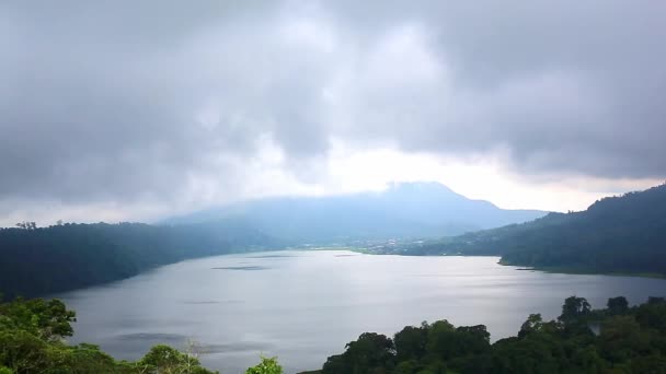 日の出時のターコイズ硫黄水湖とカワイジェン火山の岩の崖の航空写真。インドネシア東ジャワのパノラマビュー。自然景観の背景. — ストック動画