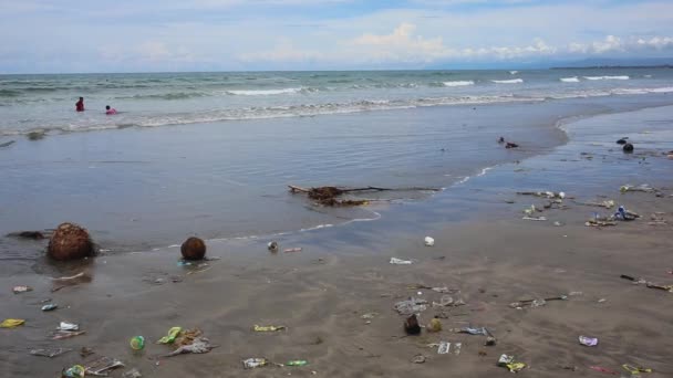 Contaminación ambiental en la playa cerca de Industrial Estate, Rayong, Tailandia. Derramó basura en la playa de la gran ciudad. Contaminación ambiental. Problema ecológico . — Vídeos de Stock
