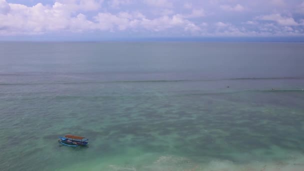 Phuket plaj denizi, yaz aylarında deniz manzarası. Karon Sahili, Phuket, Tayland. — Stok video