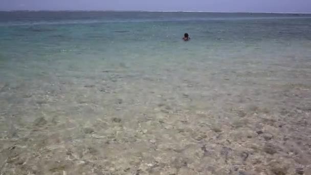 Phuket pláž moře, Pohled na pláž moře na slunci v létě. Na Karon Beach, Phuket, Thajsko. — Stock video