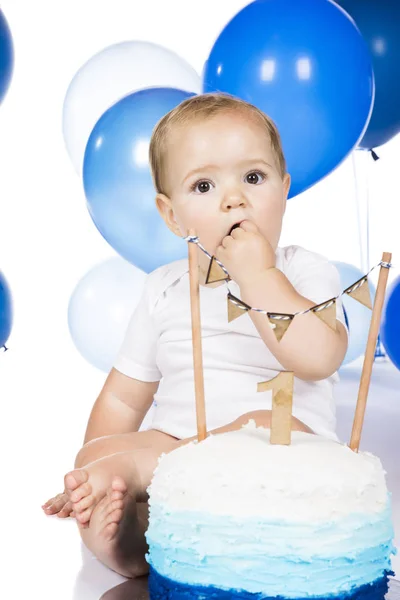 Baby zerschlägt Kuchen — Stockfoto