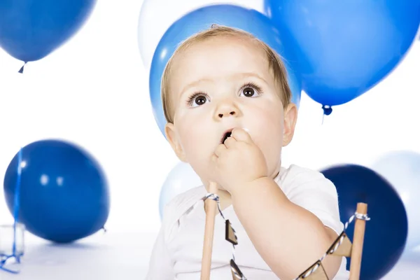 Baby zerschlägt Kuchen — Stockfoto