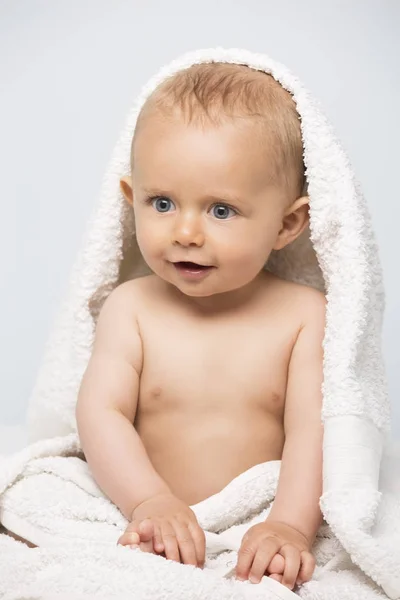 Bonito bebê caucasiano — Fotografia de Stock