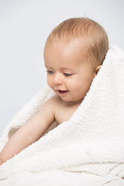 Bonito bebê caucasiano — Fotografia de Stock