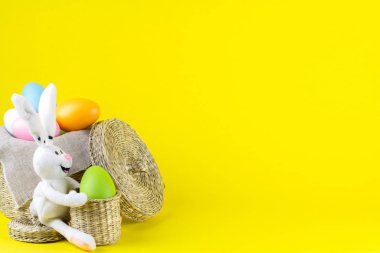 Paskalya yumurtaları rustik sepeti