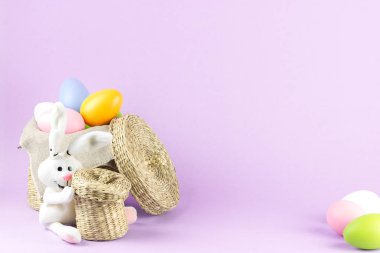 Paskalya yumurtaları rustik sepeti