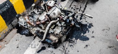 Arka planda bulanık bir araba motoru resmi