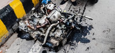 Arka planda bulanık bir araba motoru resmi