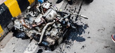 Arka planda bulanık bir araba motoru resmi