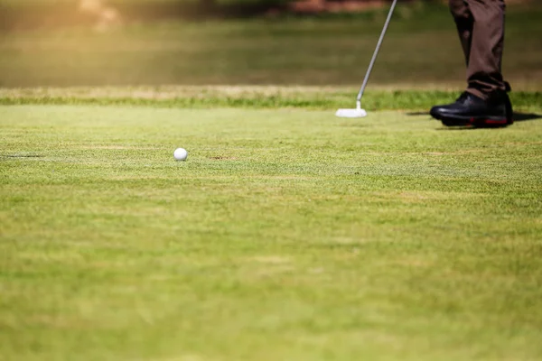 Golf-Annäherungsschuss mit Eisen aus Fairway — Stockfoto