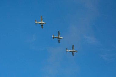 Mavi gökyüzü uçağında yapay yağmur yağdı. Parlak havada uçtu.