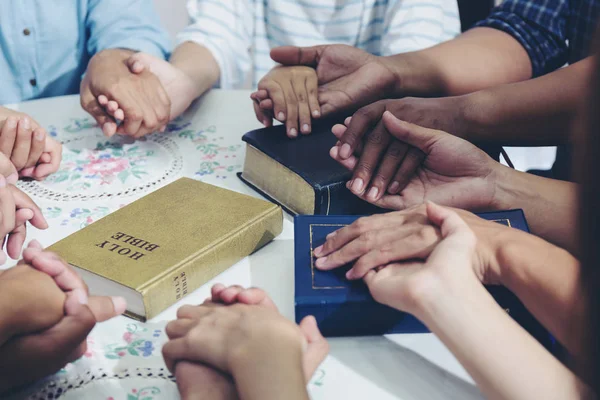 Diversas manos cogidas de la mano círculo para orar por Dios cada oth —  Fotos de Stock