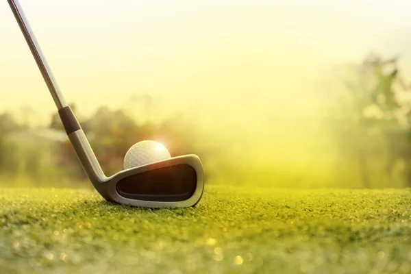 Golf sopaları ve golf topları güzel bir golf sahasında sabah güneşiyle birlikte. Dünyanın dört bir yanındaki insanların sağlık için oynadığı ilk kısa spor dalında golf oynamaya hazır..