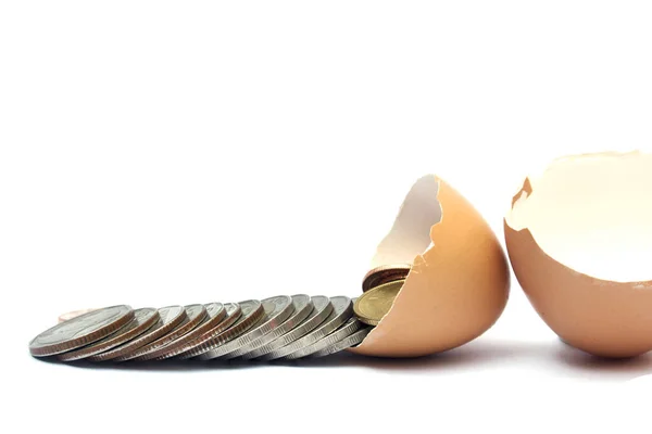 Yarım Yumurta Kabuğu Bozuk Para Beyaz Arka Planda Izole Edilmiş — Stok fotoğraf