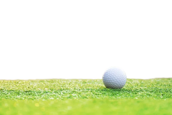 绿草上的高尔夫球 与白色背景隔离 并附有图形设计的裁剪路径 准备在第一个短途内打高尔夫球 世界各地的人在节日期间为了健康而进行的运动 — 图库照片