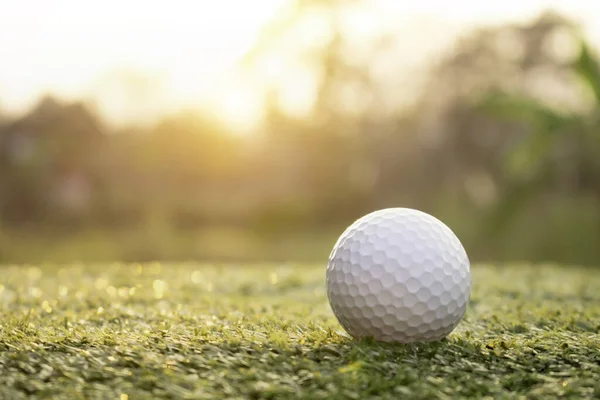 Pelota Golf Está Césped Verde Hermoso Campo Golf Con Sol — Foto de Stock