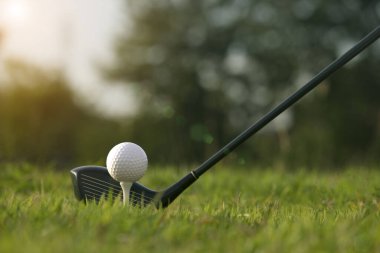 Golf sopaları ve golf topları güzel bir golf sahasında sabah güneşiyle birlikte. Dünyanın dört bir yanındaki insanların sağlık için oynadığı ilk kısa spor dalında golf oynamaya hazır..