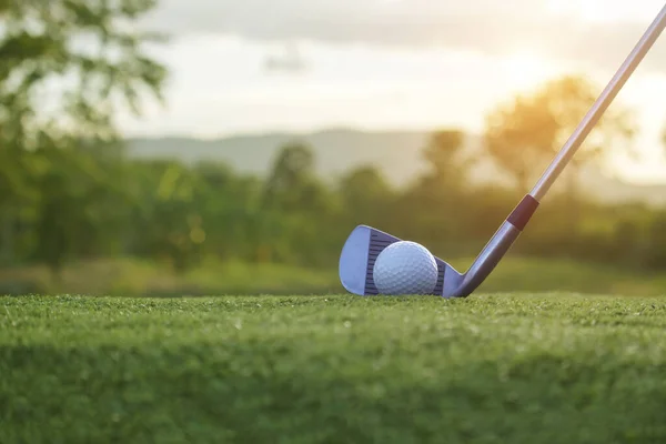 Golf sopaları ve golf topları güzel bir golf sahasında sabah güneşiyle birlikte. Dünyanın dört bir yanındaki insanların sağlık için oynadığı ilk kısa spor dalında golf oynamaya hazır..