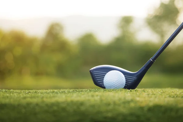 Golfclubs Golfballen Een Groen Gazon Een Prachtige Golfbaan Met Ochtendzon — Stockfoto