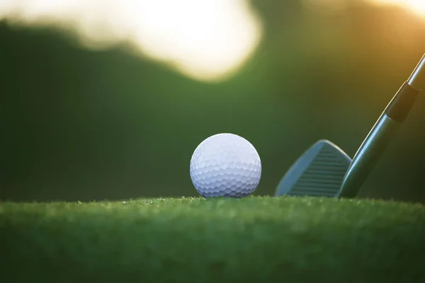 Golfklubbar Och Golfbollar Grön Gräsmatta Vacker Golfbana Med Morgonsol Redo — Stockfoto