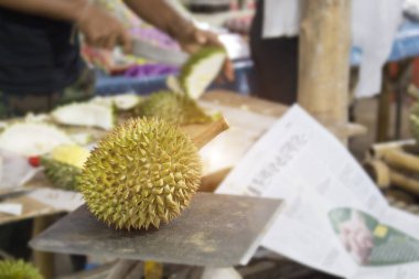 Durian pazardaki fiyatı belirlemek için teraziye konur. Dünyanın dört bir yanındaki insanların yemeyi sevdiği tropikal meyveler..