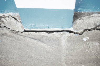 Beton yapılar, eski binalar uzun süredir ağır yükler nedeniyle çatlaklara sahiptir. Değişen mevsimlerden dolayı çimento bozulması