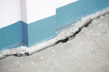 Beton yapılar, eski binalar uzun süredir ağır yükler nedeniyle çatlaklara sahiptir. Değişen mevsimlerden dolayı çimento bozulması