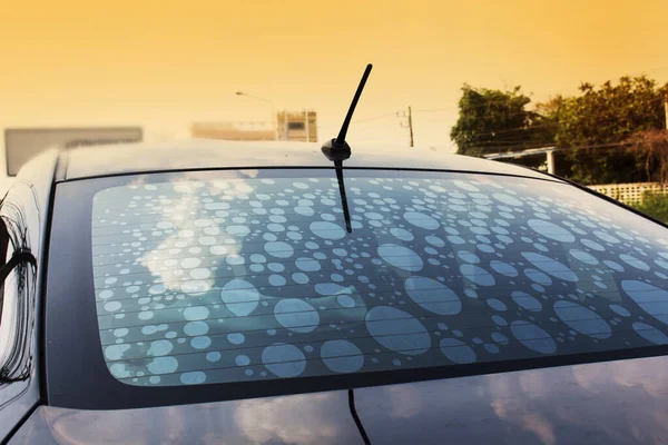 Non-standard auto-exposure glass filters cause bubbles to interfere with vision.Car decoration materials that help reduce the heat temperature in the cabin that should give priority to selection.