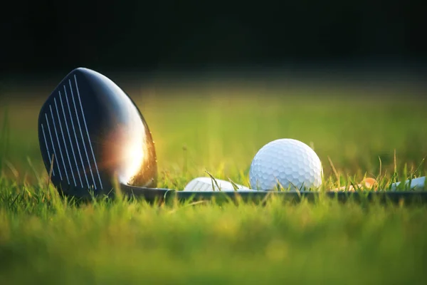 Golfballen Golfclubs Evenals Apparatuur Golfen Groen Gras Een Prachtige Golfbaan — Stockfoto