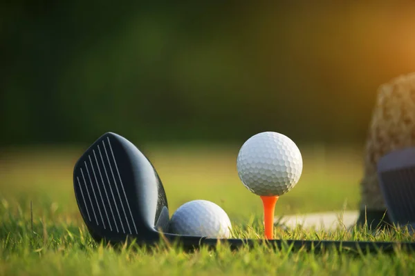 Golfballen Golfclubs Evenals Apparatuur Golfen Groen Gras Een Prachtige Golfbaan — Stockfoto