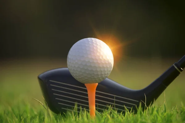 高尔夫俱乐部和高尔夫球在一个阳光明媚的高尔夫球场的绿色草坪上 准备好了 准备在第一时间打高尔夫球 世界各地的人在假期里为了健康而进行的运动 — 图库照片