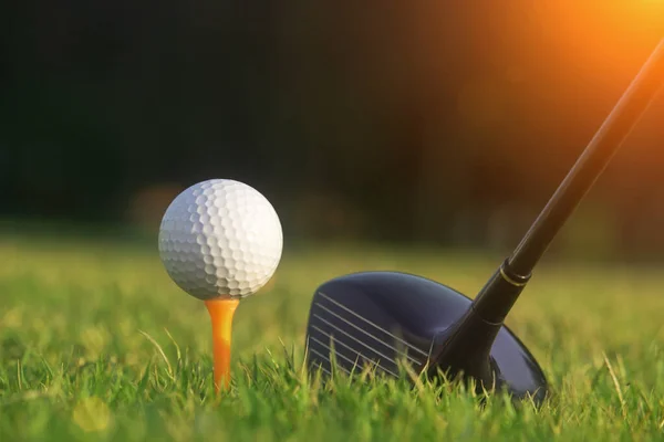 Golf sopaları ve golf topları güzel bir golf sahasında sabah güneşiyle birlikte. Dünyanın dört bir yanındaki insanların sağlık için oynadığı ilk kısa spor dalında golf oynamaya hazır..