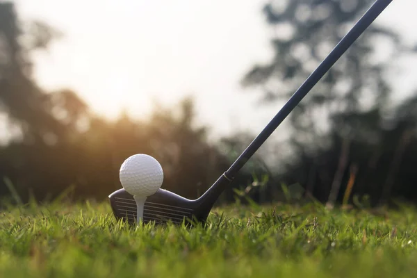 Golfclubs Golfballen Een Groen Gazon Een Prachtige Golfbaan Met Ochtendzon — Stockfoto